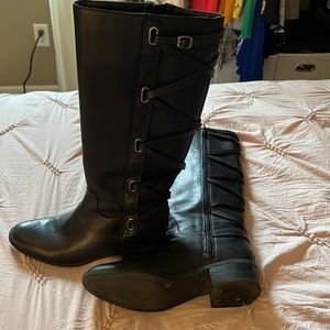 BCBG BLACK LEATHER BOOTS SIZE 8 See picture for missing sole